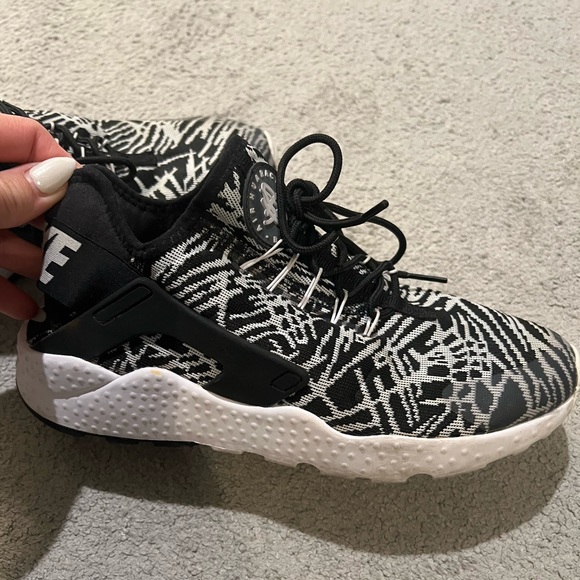 Nike black and white air huarache size 9.5 - worn once - great condition